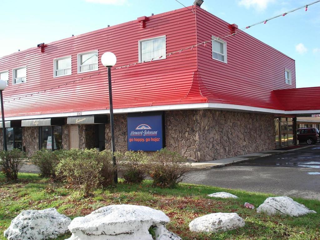 Howard Johnson By Wyndham Cornwall Exterior photo